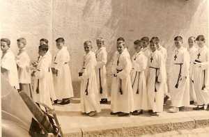 1957
Communion Solennelle
G/D. A la queue leu leu:
... BARTOLINI
Georges ALLEYSSON
Jean-Claude GARCIA
qui masque en partie
G�rard LANGENDORF
Jean-paul SERRAT
Jean-Claude PACOUIL
Philippe DESSOLIER "Ma�nis"
Alain DI MEGLIO
Claude SANCHEZ
Georges ESPOSITO
...
CUCCINELLO
Robert BEAUSSIER
... 
Camille CASIMIR
Jean-Marie LAMARQUE 
