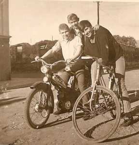 1961
Jean Aim� MENCIAS
son fr�re Patrick
et Robert BEAUSSIER
photo prise devant l��glise
----
 Suite page 2
Cliquez ici
----
 Le JOURNAL de TENES 
----
 RECHERCHE RAPIDE 
----
 Derni�res Photos Re�ues 