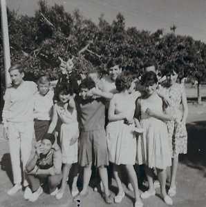 1961
Accroupi
Gilbert LEVITA
de g/d
Alain Di MEGLIO
Patrick MENCIAS
X
Nicole SILES
derri�re cach�
Jean-Aim� MENCIAS
Robert BEAUSSIER
cach� Jean Lou RETIF
les 2 filles devant
� droite 
Genevi�ve BEAUSSIER