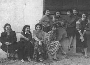 en bas de la photo
SELVA Marie
PEREZ Simone
XICLUNA Francine
Christiane SEBASTIEN
en haut
CERVERA Yvette
Suzanne SEBASTIEN
Georgette KIEFFER
Mme RETIF
Josiane GARCIA (Jardins)