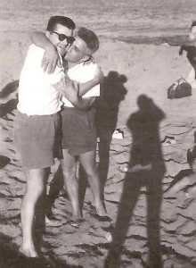FEREDJ L�on, instituteur
Henri DUTEILLE instituteur
----
L�on FEREDJ avait perdu ses clefs dans le sable et DUTEILLE les avait retrouv�es ... voil� la raison de l'embrassade !