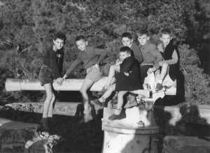 avril 1953
Sur le canon G � D 
Bernard GARRISSON
Jeannot BACQUERE
....
