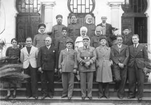 Une visite � la r�sidence de la  Commune Mixte
----
--- 1er rang ---
3- Sadek BOUALEM
parent du Bachaga

--- 2�me rang ---
1- Ali MERINA
5- Mohamed MEKAKKIA
