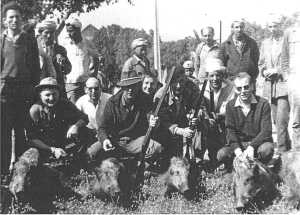 Partie de Chasse apr�s l'ind�pendance
(fusils pr�t�s par le pr�fet pour lutter contre les d�pr�dations des sangliers)
----
En haut: Mr Cougoureux
En bas: Claude AUTHIE
Alexandre DUVAL
Daniel RAUD
Francis BEAUSSIER
Basile JONET
Lucien FORCADE