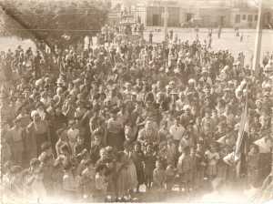 13 Mai 1958
sur la place du March�
----
photo prise le 17 mai par WERY
----
on reconnait dans la foule :
Jean DI MEGLIO
Alain DI MEGLIO
L�on FEREDJ
Mich�le VICIDOMINI
Andr� VICIDOMINI
Aline GARCIA
L�onard SABIA
(derri�re l'enfant au b�ret)
CHAMMA P�re :
(en bas, � gauche, avec le turban)
Marie SEBASTIEN
(� cot� de CHAMMA)
Germaine AMBROSINO
(Derri�re CHAMMA)
Roger PACOUIL (devant)
sur la gauche R�m�dios DECANIS
Mme GUILLET
Mme FEREDJ (au milieu)
----
 le drapeau ... 
----