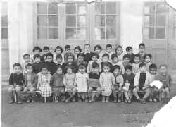 1951/1952
Classe Maternelle
----

1�re rang�e en bas :
BELKACEM
BAGDALI Larbi
X 
X
BACHA
X
MAHI-HENNI
MAHI-HENNI ElHadi(l'ardoise)
FERHAOUI Abdelkader
BOUDJEM�A Mohamed
x
HACENE
BOUKHEDIA Elkabil
ELA�D Mohamed

2�me rang au milieu :
ZERROUKI Tahar
BENSAHLI Djamel
OUCHAA M'Hamed
BELKARROUBI Djamel
X 
X 
X 
X
ROBA�NE Mohamed
BOUCHENAFER Mohamed
HENNI Ali
DAOUD

3�me rang en haut :
X
BELHKEL Hocine
x
TA�EB Ta�eb
X X X
KHEDIA Abdelkader
X X
ZERROUKI Ali