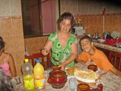 Mlika HENNI
l'�pouse de Miloud
en train de faire la "chorba"