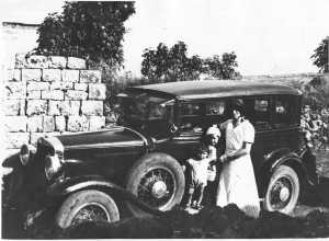 1942
----
Georgette JONET 
Gis�le JONET
et Claude JONET
� Damas devant la voiture de Basile