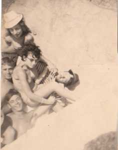 "meli-melo " sur le brise-lames :
Marcel MAZELLA
Jean Pierre SINTES
Genevi�ve JONET
Christian LAFAGE
X (avec le chapeau)
