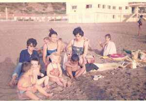 � la GUINGUETTE
Les 3 soeurs JONET
avec les enfants de Gis�le, Annie et Francis BEAUSSIER