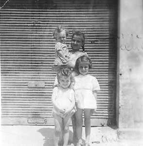 devant les logements militaires
de la rue des Fr�res Janer
----
Annie JONET avec Jean-Lou RETIF
dans les bras
Genevi�ve JONET en barboteuse
et une voisine
