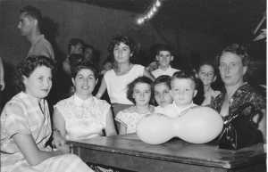 un Bal
----
Annie JONET
Mme LLORENS
Genevi�ve JONET
Nanou LLORENS
Raymonde LLORENS (cach�e)
Patrick AUTHIE
Georgette JONET
(�pouse de Basile)
