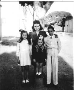 1947 - Famille JONET
----
Gis�le
Claude
Anne
Genevi�ve
