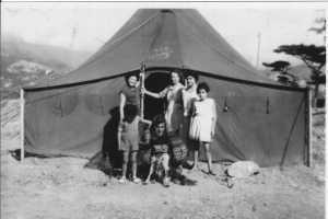 Pendant le Tremblement de Terre
en 1954
----
la Tente o� l'on dormait
----
Ida BERNARD
Georgette JONET
? ROSET
Raymonde LLORENS
Claude BERNARD
Guy ROSET
(sous sa couverture)