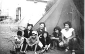 apr�s le tremblement de terre
� la ferme Mayli�
---
Alain MAYLIE
Raymonde LLORENS
Genevi�ve JONET
Nanou LLORENS
Annie JONET
derri�re :
Mme LLORENS
Lucette MAYLIE