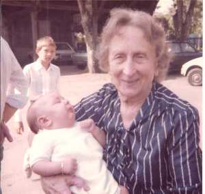 Georgette JONET
3 mois avant son d�c�s 
fin d�cembre 1984.
Dans ses bras 
son arri�re petite fille
(Julie, fille de Marc TORDO)