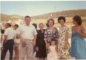 F�te du 15 Aout 
au port de TENES
----
Claude AUTHIE
la grand M�re � Genevi�ve JONET
Georgette JONET
Gis�le JONET
(�pouse de Claude)
Genevi�ve JONET
Marie France 
fille de Gis�le et Claude