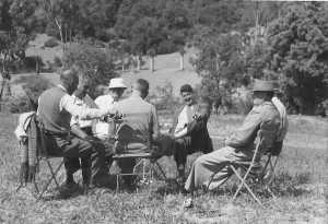 Picnic au Moulin de Montenotte 
Avril 1955
----
les femmes pr�parent le repas 
pendant que les hommes discutent 
et attendent d'�tre servis ! 