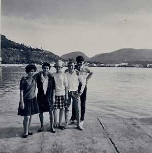 1961
Nicole SILES
x
Mich�le LACURIE
Jean Aim� MENCIAS
Robert BEAUSSIER
Photo prise sur le brise-lame 
qui partait de la villa Paulette 