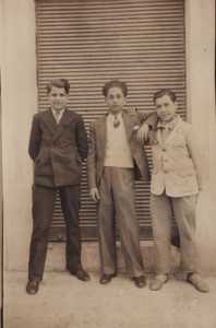 Aim� LACURIE (fils) 
avec 2 copains T�n�siens