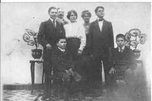 1915
----
Camille LACURIE
Rosado LACURIE
et leurs 4 enfants
Aim� LACURIE
et son �pouse Marcelle
Gabriel LACURIE
MAZARS
assis : 
Fernand LACURIE
Edouard LACURIE
----
dans un 1er mariage
Camille LACURIE avait eu 3 enfants:
Alexis (p�re de Roger LACURIE)
Malvinay ??
Mathilde 