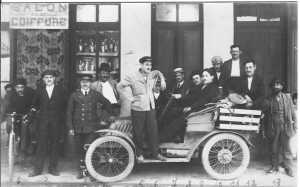 1919
----
Auto DARRACQ mod 1909
7 cv 1 cylindre
----
1- ALBEROLA (ma�on)
2- Aim� LACURIE (bourrelier)
3- Antoine ALBEROLA 
(postier puis peintre)
4-
5- Ren� LOFFREDO (banquier)
6- Marcel LOFFREDO (cheminot)
7- Lucien LAMARQUE (bourrelier)
8- Th�odore ROSET (agriculteur)
9- Camille LOFFREDO (menuisier)
10- QUILLES
11- CURIEN
12- GARCIA
13- Jacob CHOUKROUN (rabin)
----
photo devant 
le salon de coiffure DELBANO
la maison du P�re LACURIE
et la bourrellerie LACURIE