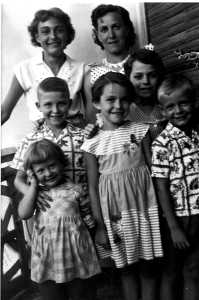 1952 - De G � D en haut : 
Jocelyne LACURIE
Mireille LACURIE

Au milieu : 
Jean-Aim� MENCIAS
Helyett LACURIE

En bas : 
Annie LACURIE
Mich�le LACURIE
Patrick MENCIAS