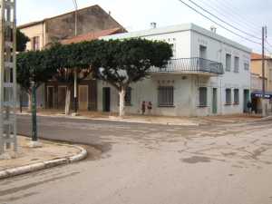 face � l'Hopital
----
Maison couleur blanche: 
Famille BACHA
----
ensuite � droite :
Famille BENSALI
----
maison marron avec un balcon:
Aim� Lacurie
avec le magasin dessous