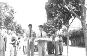un 14 Juillet � T�n�s
----
2 militaires apportent les d�coratons
celui de droite est 
"Lulu" LAMARQUE
Le 4�me � gauche est RASSELKAF
(employ� des Contributions)