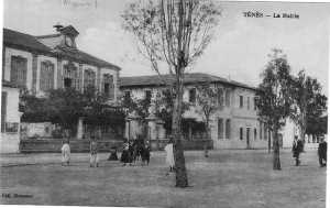 La MAIRIE
� cot� de l' Ecole des filles
en face de la place 
du Monument aux Morts