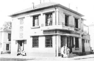 La Poste
----
Le Dr EBERT en blouse blanche
----
La poste a �t� construite construite par
Alfred et Fernand DELBANO
architecte RAINERO Marcel