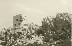 Le poste d'observation 
situ� au sommet du Cap T�n�s
construit vers 1892
Restaur� par l'arm�e de l'air Fran�aise en 1958
----
Le Poste Optique au sommet du cap T�n�s (590 m. ), le Cap culmine � 642 m.