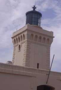 le phare de T�n�s
La tour carr�e du Phare
Un chef d' oeuvre d'architecture
----
57 m au-dessus de la mer
la tour fait 32 m de hauteur
la lanterne est � 89 m
au-dessus de la mer