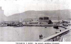 Envoi de BENHAMOU Abdessoufi
fils de l'Ourso
(Benhamou Abdelkader)
marchand de poissons 
----
Photo de notre ancien magasin au port.
c'est la baraque ou on voit la porte ouverte. Cette carte postale date de 1975 et non pas 1930.  Sur la droite il y avait la salaison de Mr GALANO qui a �t� d�truite d�but des ann�es 1970