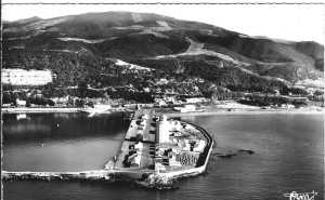 Le PORT
----
Vue du port prise d'un h�licopt�re, au premier plan l'ilot principal qui a servi d'appui � la jet� S-O