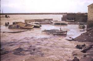 le coup de bafane temp�te d'ouest - Chaque ann�e des dizaines de bateaux disparaissaient - La vedette qui semble resister est � Paul Caccuitolo