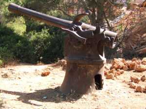 Photo du 1er canon dirig� vers le port de T�n�s. Ces vieux canons de 1892 !  ont �t� install�s lors de la deuxi�me guerre mondiale en 1941