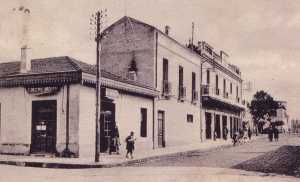 Carte Postale de 1939
----
au 1er plan : 
la Boulangerie Moderne
Propri�taires : 
CHAPPE, puis ESPI, puis GARCIA
----
ensuite : le Cin�ma "Casino"
qui deviendra "Le Novelty"
----
Puis un bar qui fait l'angle
Bar GARCIA puis INGLADA
----
apr�s, le terrain de Basket