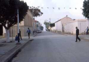 T�n�s en 1984
la Rue CLEMENCEAU
l'Eglise � gauche
la vieille Manutention � droite