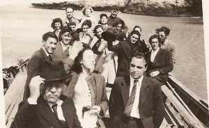 6 AVRIL 1946
Mariage de Jean Di M�glio et de Lucienne Albentosa
Promenade en famille sur le bateau de Sado LUBRANO. Derri�re le grand p�re Di M�glio(chapeau) on reconnait G�g� et  Lucien les 2 fils de Sado(Lubrano) qui est au fond � droite
� gauche : famille DI MEGLIO, Lucien et Renee ALBENTOSA, Liliane et Lucien ASSANTO,Jean GONZALES 