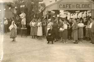 TENES - 1930
Caf� du Globe (CANO)
place du March�
----
Jeanne LUBRANO 
(assise au 1er rang)
Antoinette BA�OS
(sous le lettre "E")
PEREZ Vincente 
(sous la lettre "U")
Viviane ALBENTOSA
(sous la lettre "O")