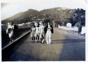 Sur la route de la Plage
----
De gauche � droite : 
Yvette BRUEY
Yvonne RODRIGUEZ
Yvette SALA 
Ir�n�e ALLEMAND
Roger LUBRANO