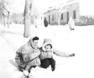 Liliane LUBRANO
et sa fille � Marie-Jos�
� Sedrata sous la neige
en f�vrier 1962