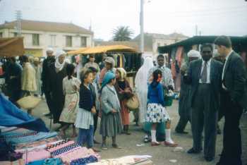 Le Place du March� 
� TENES
le 28 Mars 1960
----
Mr MARIANI, officier de police des RG
sa femme et sa fille 