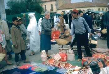Marie Rose ROSET
sur la place du March�
� T�n�s
28 Mars 1960