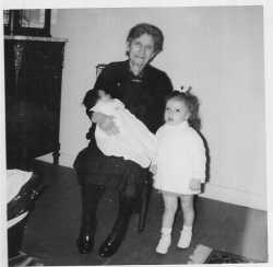 1967 - Toulouse
Marie CAMILLERI 
avec Mait� et Yolande
enfants de Loulou XICLUNA