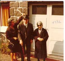 1972 - THIERS (63)
----
Xavi�re et Charles LASSUS
Marie CAMILLERI
----
Apr�s l'exode Marie CAMILLERI a �t� prise en charge par Xavi�re et Charles LASSUS