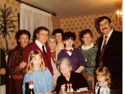 1984
Marie CAMILLERI 105 ans
----
Paulette LLINARES
Pierre LASSUS
Xavi�re LASSUS
Marguerite MARTIN
Marie Laure LASSUS
Annie ENGGASSER
Loulou XICLUNA