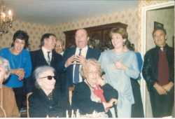 1985
Marie CAMILLERI 106 ans
----
Denise XICLUNA
�pouse CARRATERO
Pierre LASSUS
Christian LLINARES
Georges ENGGASSER
Genevi�ve ENGGASSER
Gilbert CARRATERO
Xavi�re LASSUS
Marie CAMILLERI
Germaine MANSION
