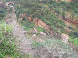 l'Oued Allala 
vu du Vieux T�n�s
En haut � gauche, le premier pont de la voie ferr�e et la petite cascade creus�e dans la roche